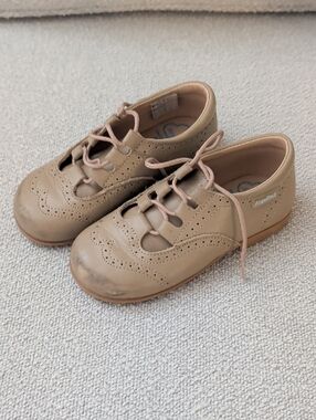 Unisex Kids Tan Lace-Up Dress Shoes Angelitos Size 24